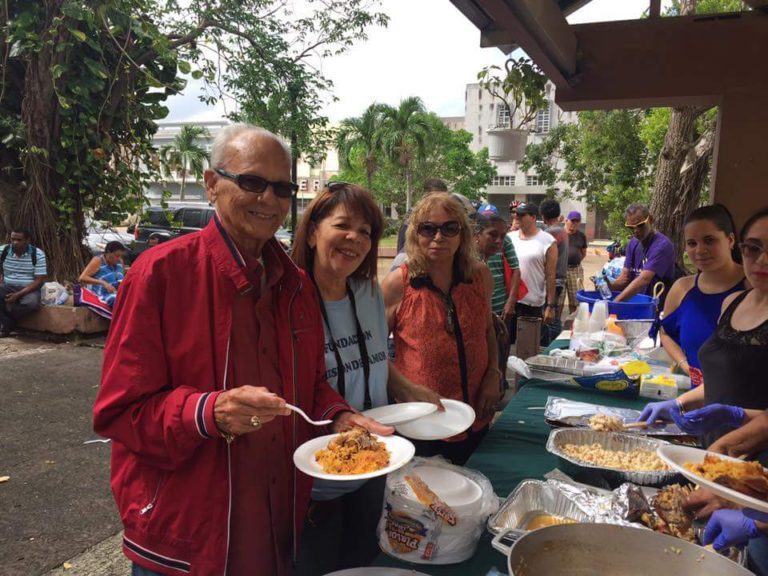 Fundación Misión de Amor realiza almuerzo de Navidad deambulante en Río Piedras