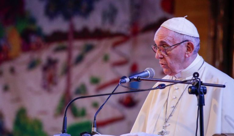 El Papa a los jóvenes: ¡No os paséis todo el día con el teléfono, ignorando el mundo que os rodea!