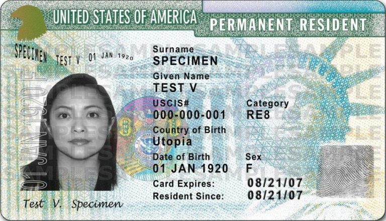 El servicio de inmigración retira miles de green cards por errores en la fecha de emisión