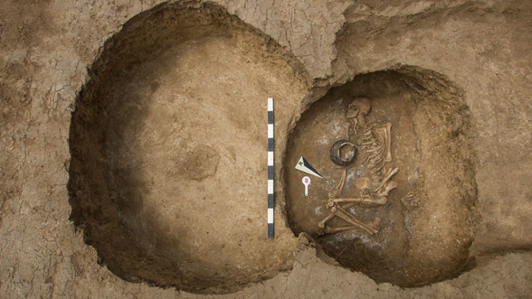 Descubren en Rusia una catacumba con restos humanos más antigua que las pirámides egipcias
