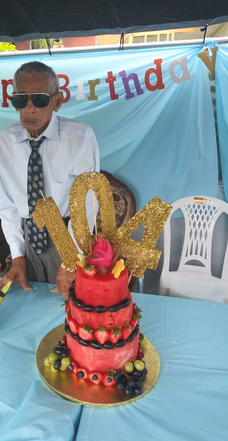 Iglesia Adventista San José bautiza y celebra a miembro cumpleaños 104