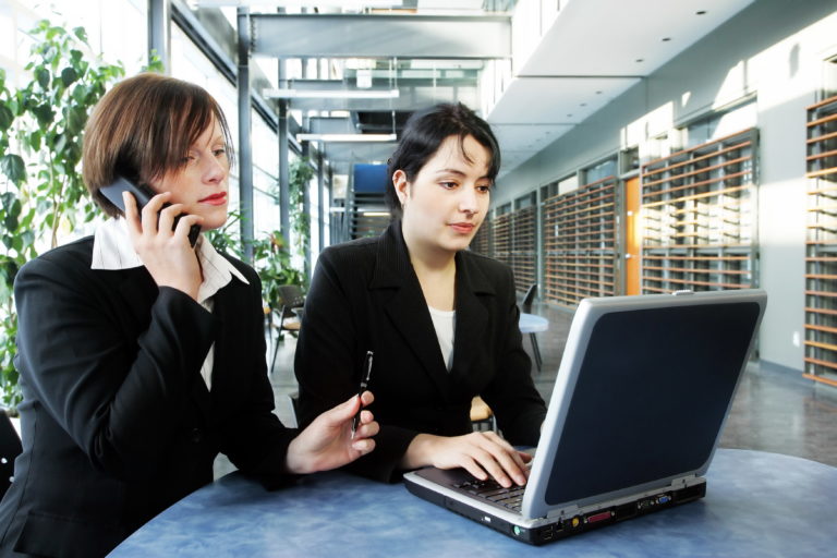 Demandan a Facebook por discriminar a mujeres en anuncios de ofertas de trabajo