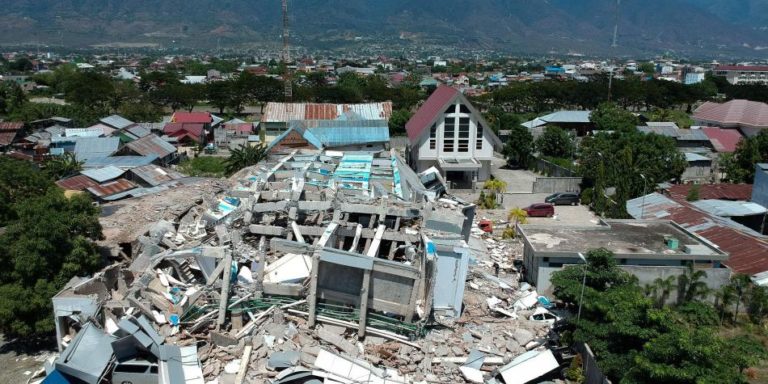 832 muertos por terremotos y tsunami en Indonesia hasta la fecha