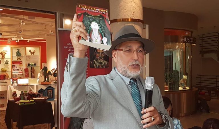 A casa llena puesta en circulación del libro “Cortina de Oro para Tapar un Vicio” de Israel Mercedes
