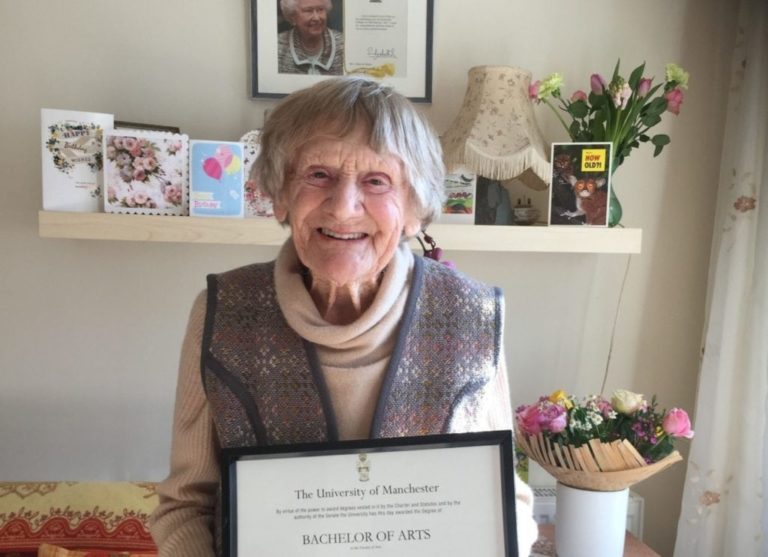 Una mujer recibió su título universitario a los 101 años