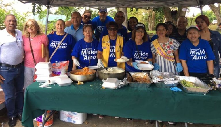 Fundación Misión de Amor celebra Día de San Valentín ofreciendo almuerzo a deambulantes. 