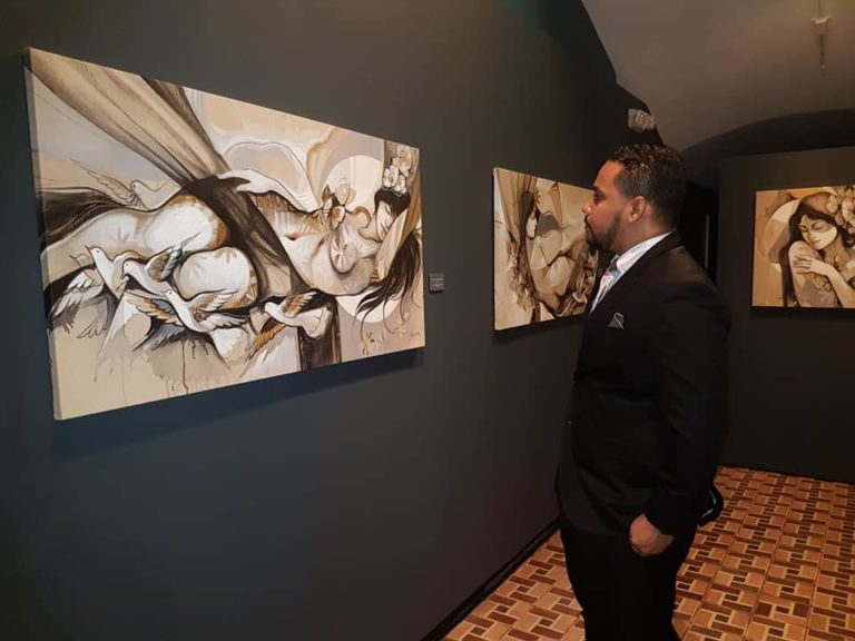 Yan Páez impresiona con su exposición “Bajo el Velo de un Romance”