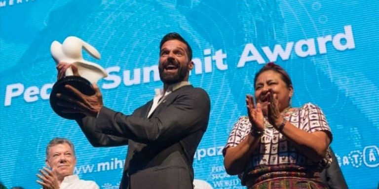 Rigoberta Menchú entrega Peace Summit Award a Ricky Martin