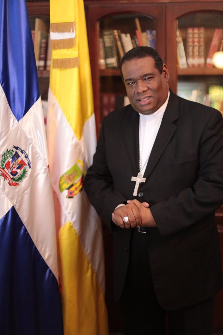 El Rector de la Universidad Católica Santo Domingo (UCSD) monseñor Jesús Castro Marte envía un mensaje sobre el escudo y la bandera