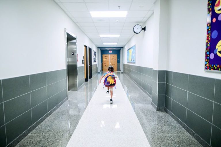 Familias hispanas consideran que reapertura de escuelas en Florida es “una locura”