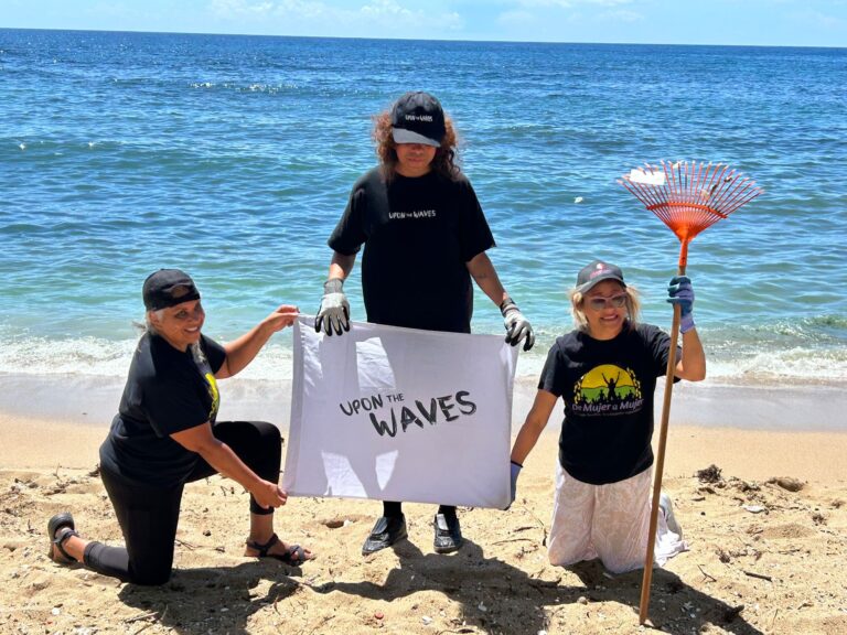 Fundación De Mujer a Mujer y Upon The Waves realizan jornada de limpieza en la playa Los Pescadores del Malecón