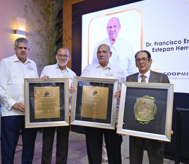 Reconocimiento a la trayectoria de médicos cooperativistas de COOPMEDICA